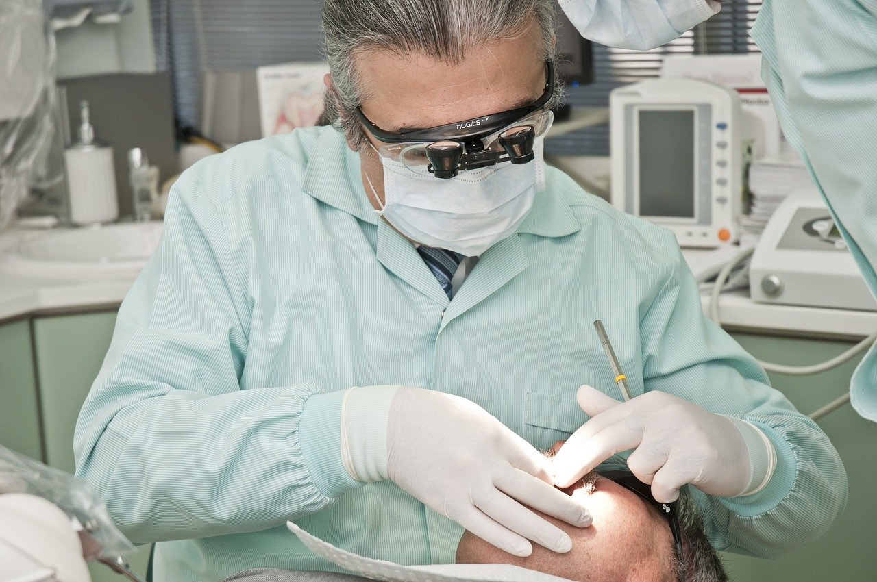 Le détartrage : pourquoi est-ce un soin incontournable pour une bonne santé dentaire ?